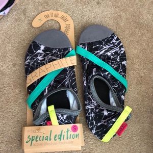 Fitkicks water booties size small